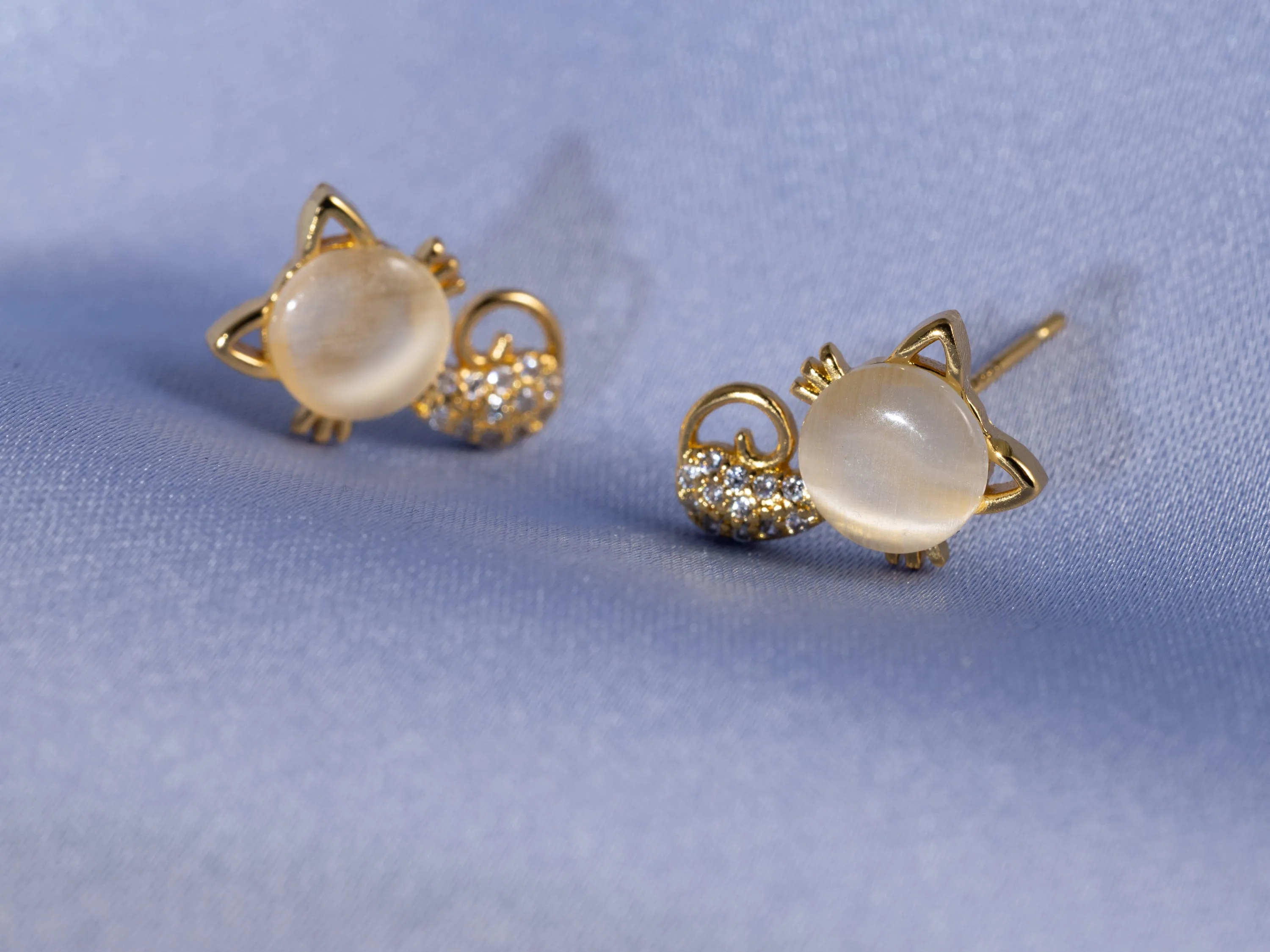 Cat studs gold