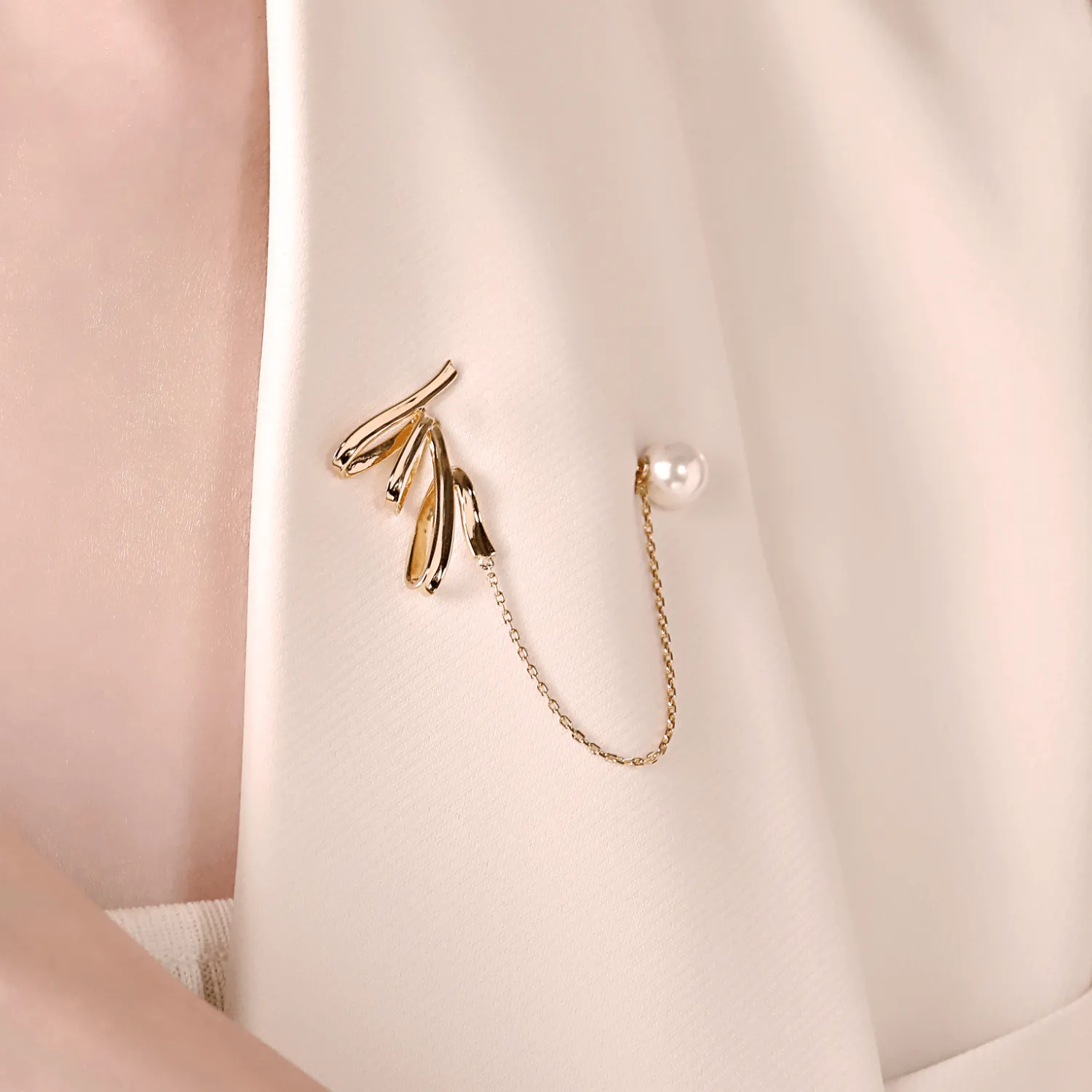 Ribbon Chain Brooch