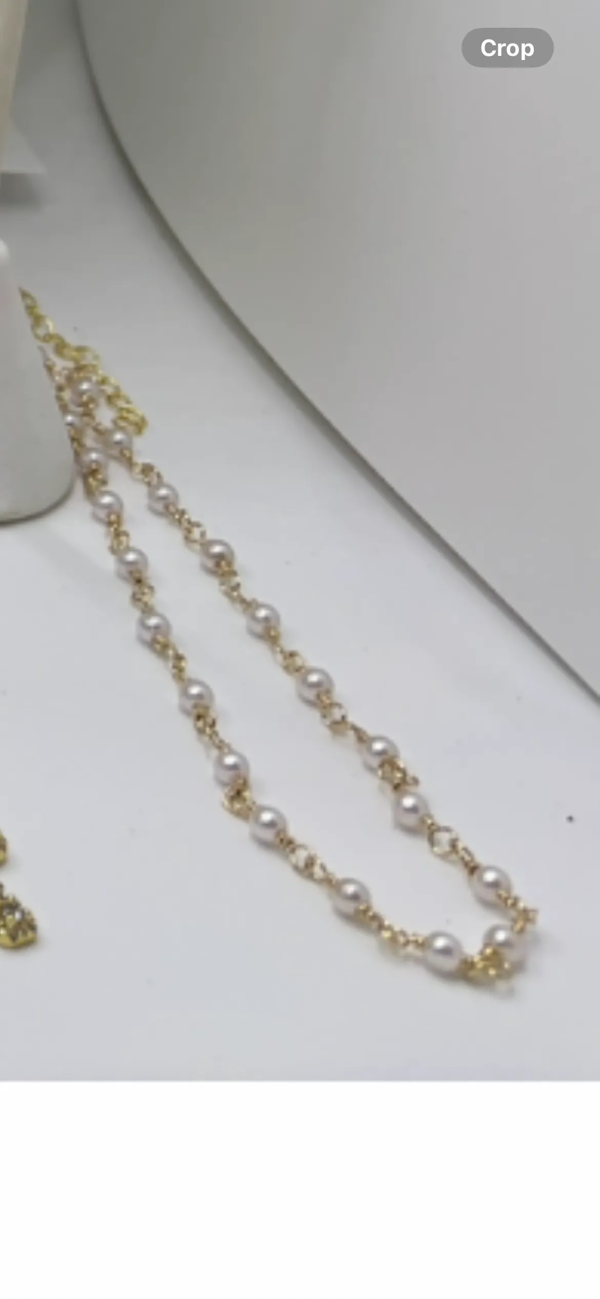 Simple pearl necklace