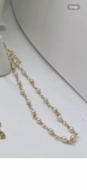 Simple pearl necklace